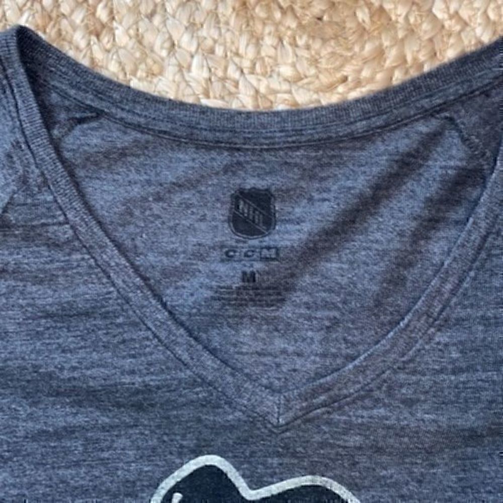 NHL Pittsburgh Penguins gray v neck Brett Kessel t-shirt size medium like new - Picture 3 of 3